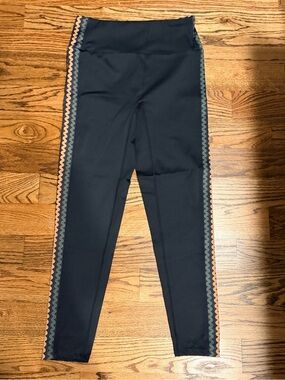 High-Waist Black Leggings with Decorative Side Chevron Stripes